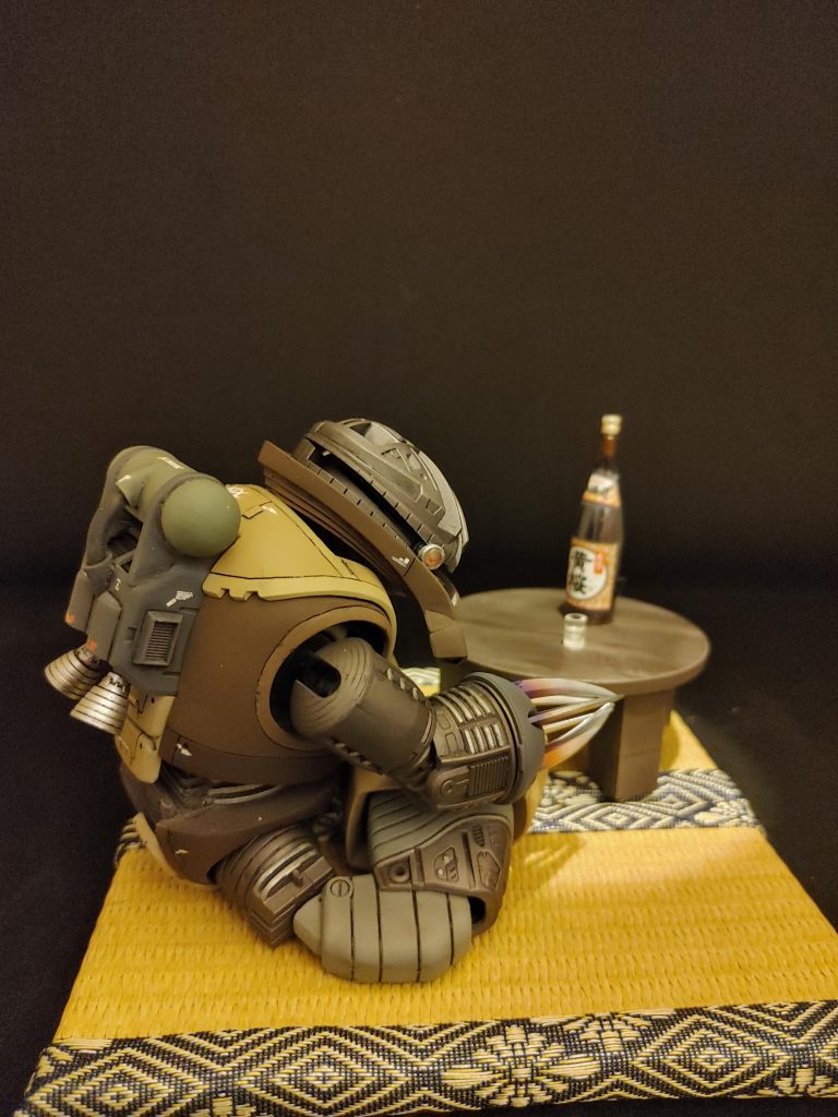 足の可動も豊富であぐらもかける。猫背にもした。内部フレームも頑張って作った。ということでキャラ要素解禁で日本酒アオらせてみました。備品はだいたい100均で～す。グラスだけプラパイプとレジンで作ってます。