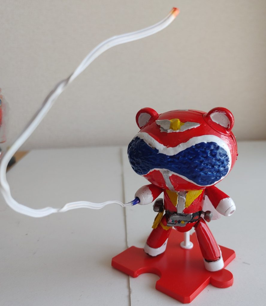 個人武器、レッドビュート。名前は分かりませんが、食パンなどの留め具その1(針金が入っているビニール製)