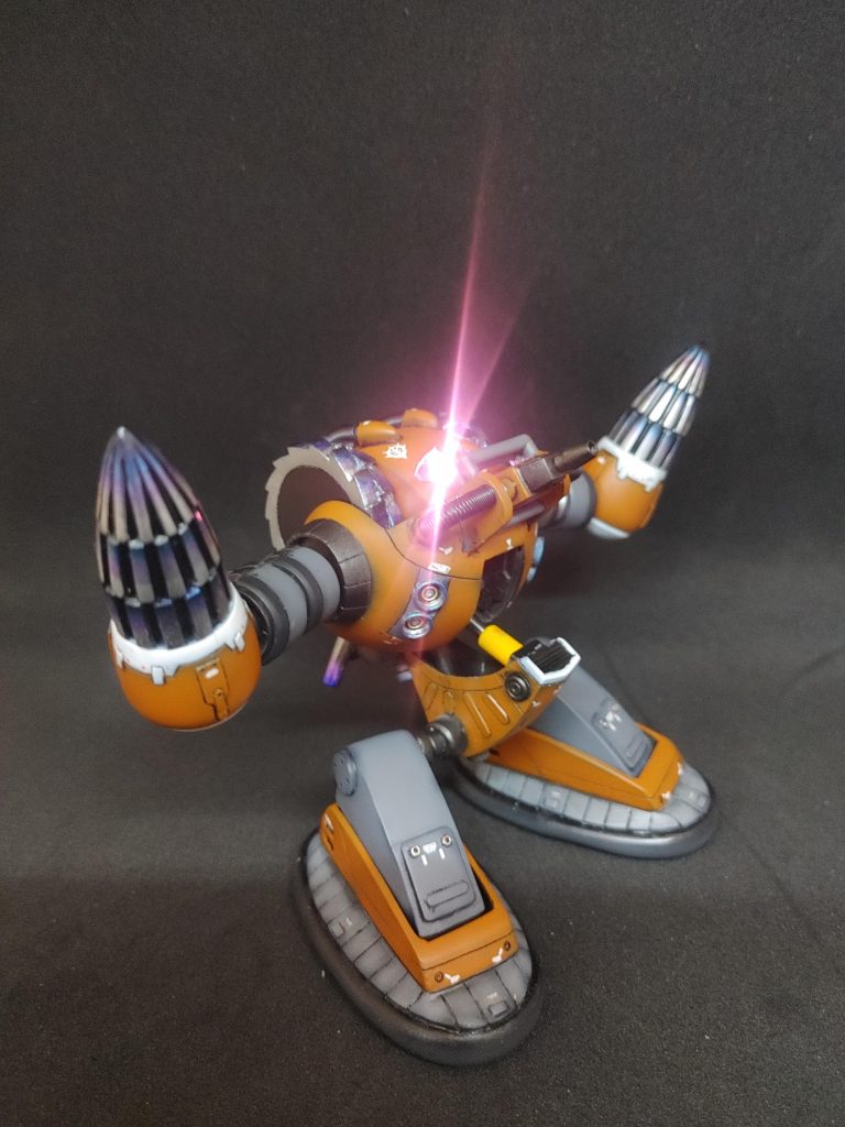 改修点は上からパイプを4mmスプリングで上からかぶせてディテールアップマルノコカッター?を半分にカットして逆向きに接続してディアルソー風にマルノコカッター位置を上に5mmくらい移設マルノコカッターを2mm幅増し顔パーツを分割モノアイを電飾、MSサイトレンズに変更モノアイ後ろのディテールにアッガイの腕の内部フレームを使用して可動できるようにモノアイカバーはゼリーとか食べる透明のプラスチックスプーンを使用顔パーツ分割の接続に100均の粘着テープ付きの板マグネット使用(はじめて使いましたが結構オススメです。)口?周りをプラ板、ランナー等でディテールアップ、可動できるように口?のビーム射出口を別パーツ化して差し換えられるように胴体バーニアはコトブキヤのバーニアノズル股パーツ分割、可動、シリンダーギミック腕蛇腹はアッガイのモノを使用腕下部パーツはアッガイの二の腕パーツを使用ドリル部3分割してズラして接続足パーツ接続部をボールジョイント化足パーツ分割、可動化ホバークラフト部を水槽チューブでソレっぽくしてみましたホバー上部をパテでソレっぽいディテールに足裏はズゴックのモノを4枚組み合わせてソレっぽく足裏をスパイクっぽくして1mmくらい浮いた感じにランドセルのマフラー?バーニア?の取り付け位置、角度変更ランドセルを切削してメインバーニア?の角度変更各バーニアをプラパイプ等でディテールアップ各所スジ彫り、プラ板チップ、メタルビーズ