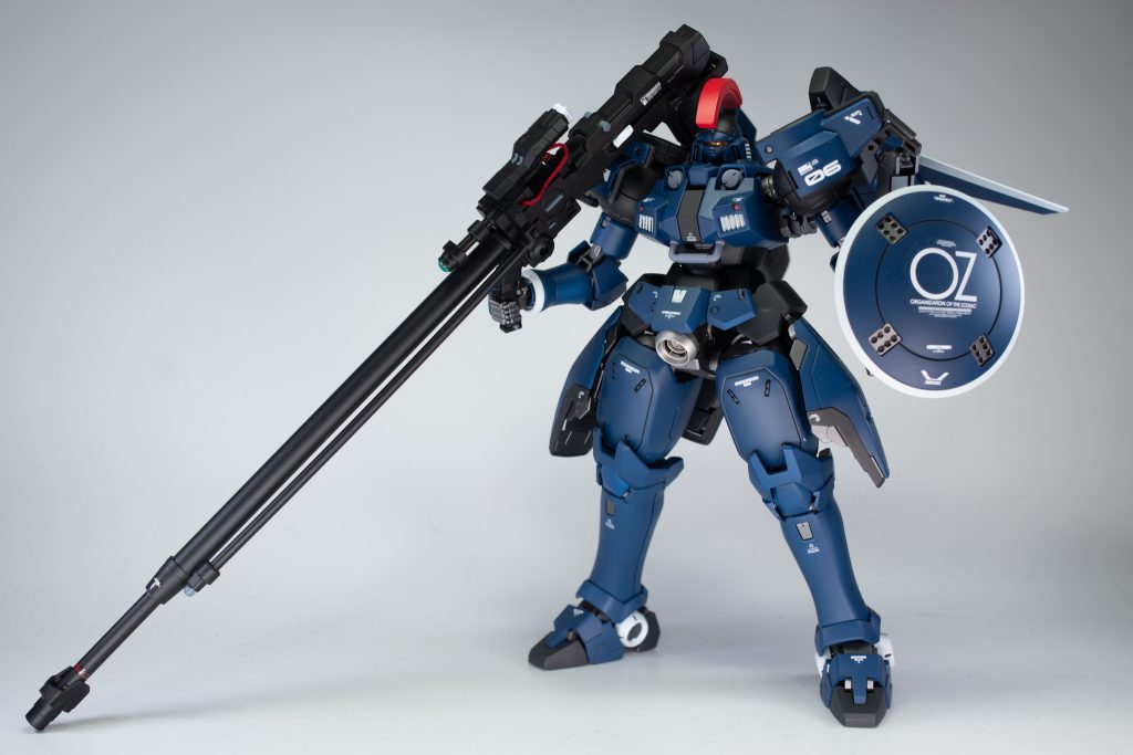 オリジナル武装、「ドーバーカノン」です。メイン武装のカスタムドーバーカノンの開発経緯は・MS白兵戦でのシールドの常備化・通常のドーバーガンでは致命傷を与えられない・従来のビームカートリッジ式を廃し、実弾のみで運用・運動エネルギーによる破壊力でシールドごと破壊するコンセプトに・超射程と高威力を確保する為にバレルを大型化・さらに反動制御の為にバーニアのウイングを大型化して姿勢制御・超射程狙撃の為に光学機器やマズルブレーキなどを強化・結果大型化… みたいな設定です。