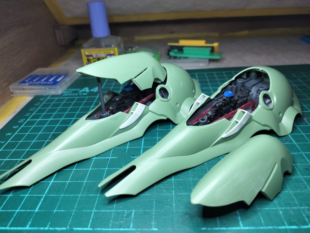 定番作業ですが高確率で経験する・・タミヤのスジ彫り超硬ブレード0.15と0.20を持っていかれました。中身はストックパーツから適当にあれでもないこれでもない！って感じでブチ込んでいます。各部にスジ彫りとdetail-upを施しダイソーのバチッーンとくっつくヤツとキラッって光る感じの使ってます。