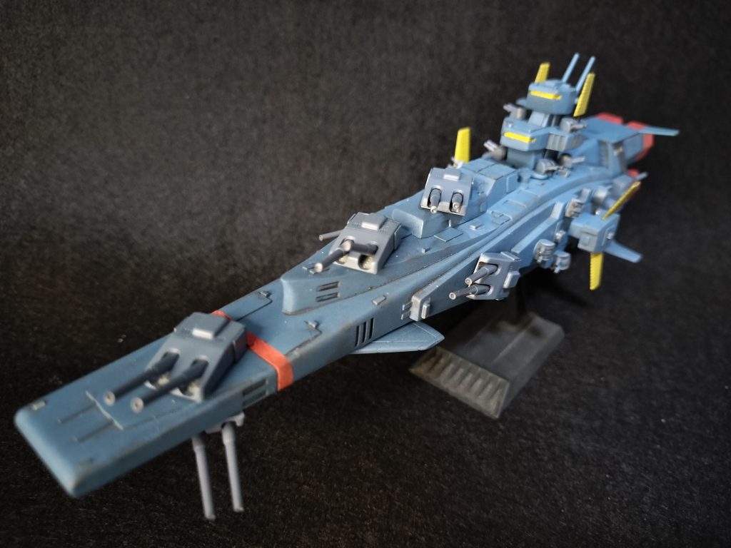 旗艦らしく艦首に赤いラインを塗ってみました。主砲を一基増設してより攻撃的に。砲門各自、動くようになってます。砲塔が大きく感じたので全体小さめに削りコンパクトに。本体とはネオジム磁石でついてるので取り外しも可能です。