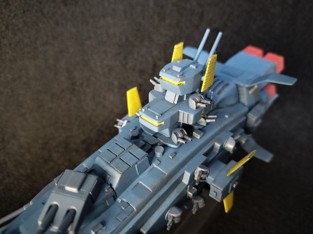 艦橋前にミサイルハッチを増設。艦橋の横幅を5ｍｍ削ってコンパクトに。旗艦らしくアンテナを二本にしてみました。艦橋横に機銃を増設してます。機銃も大きく感じたので先を切って短くしてます。