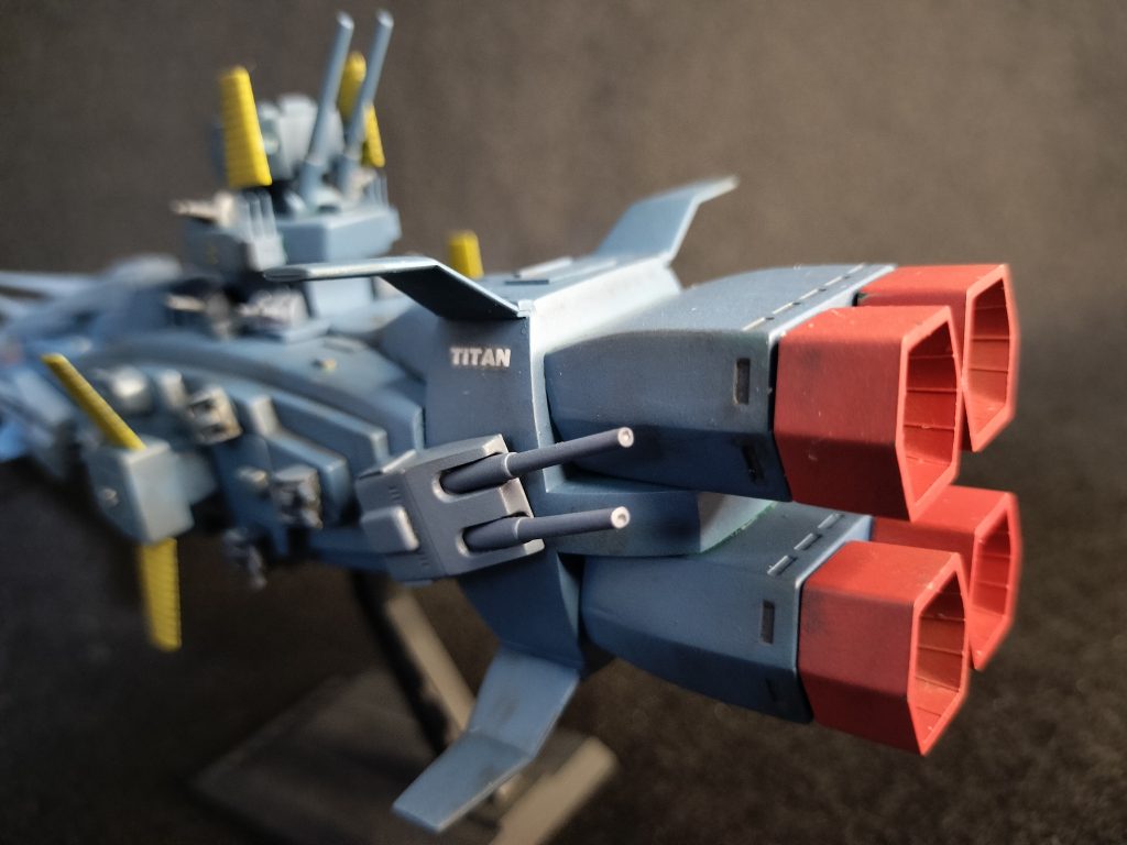 艦名タイタン。尾翼？を上にもつけて4枚羽に。艦尾部分をいったん切り離して真ん中を7ｍｍほど削ったことで、艦尾が小さくなりスラスター間が狭まりました。