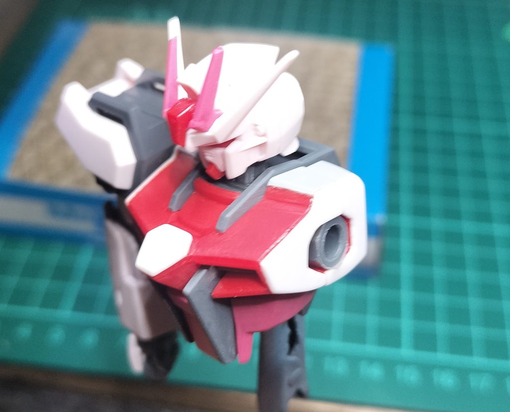 肩まわりなどを足して要所にプラバンをペタペタとやって肩軸と腰部軸を少し延長してスジボリをホリホリしています。マイナスモールドとダクトノズルを追加しています。