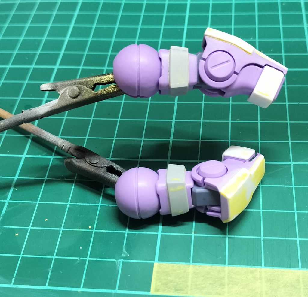 腕はビルドアップして胸はバストアップして肩が寂しいのでフィン付けてます。所々にプラ板使ってます。追加はモノアイとマイナスモールドです。