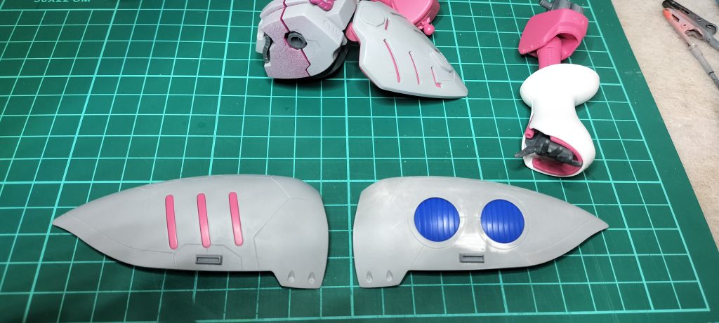 ディバイダー使って左右対称に彫っていきました。他パーツはコトブキヤのマイナスモールドとダクトノズル、そして100均の銀色のヤツ!