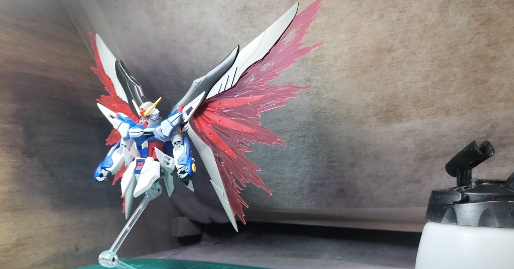 ハネや肩アーマー、ブーメランと腰サイドアーマーや肩幅などを延長し軸も延長。腰アーマやコクピット廻りなど各部にdetail-upやスジボリ等、その他もろもろと追加。その度に仮組をしバランスをみて調整を繰り返しました。最後まで悩んだのがハネのエフェクトをイジるかどうかで今回はノーマルのままが良きと判断しました(gundam-kao1)