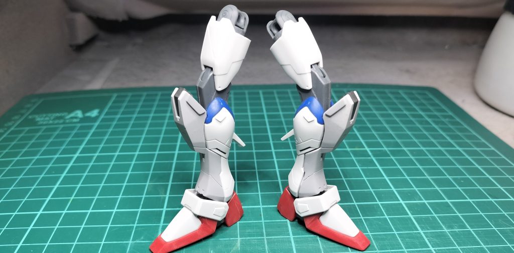 足はシンプルですね。曲線のスジボリとか苦手なんですよね。失敗してはパテ埋めしてまた彫ってます。