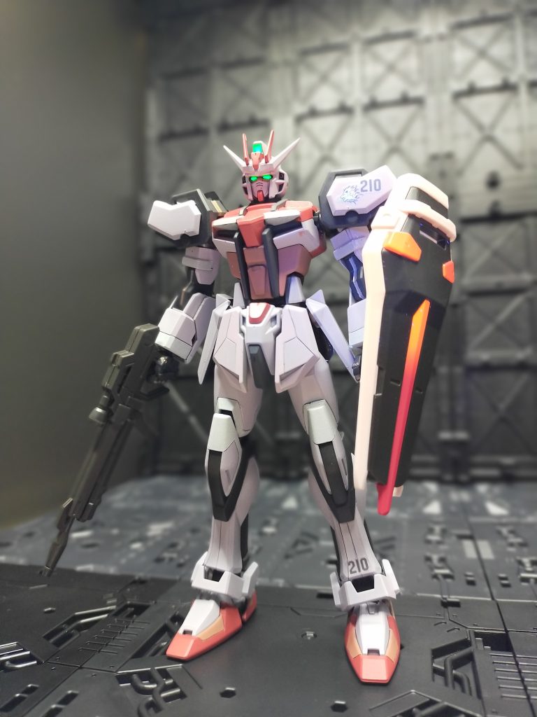 まずEGルージュ単品、筋彫り追加と塗装で情報追加、合わせ目は気になるとこだけ、消したり、段落ちしたり。EGは塗り分けや合わせ目が優秀で助かります。デカールは付属のものだけです。盾とライフルは未塗装です（ 最終的に飾るときに装備しない予定なので手抜きました）。