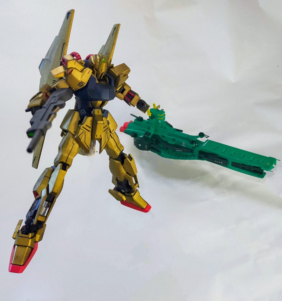 完成後に以前作成した百式と撮ってみました。デジタルで宇宙背景にしてみたいですね。