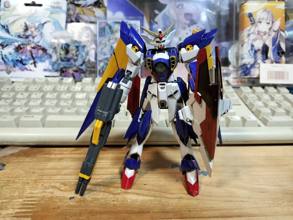 そしてウイングカラーに塗装 武器はウイングゼロのツイーンバスターライフル シールドはゼロとリナーシタのシールドを改造したもの