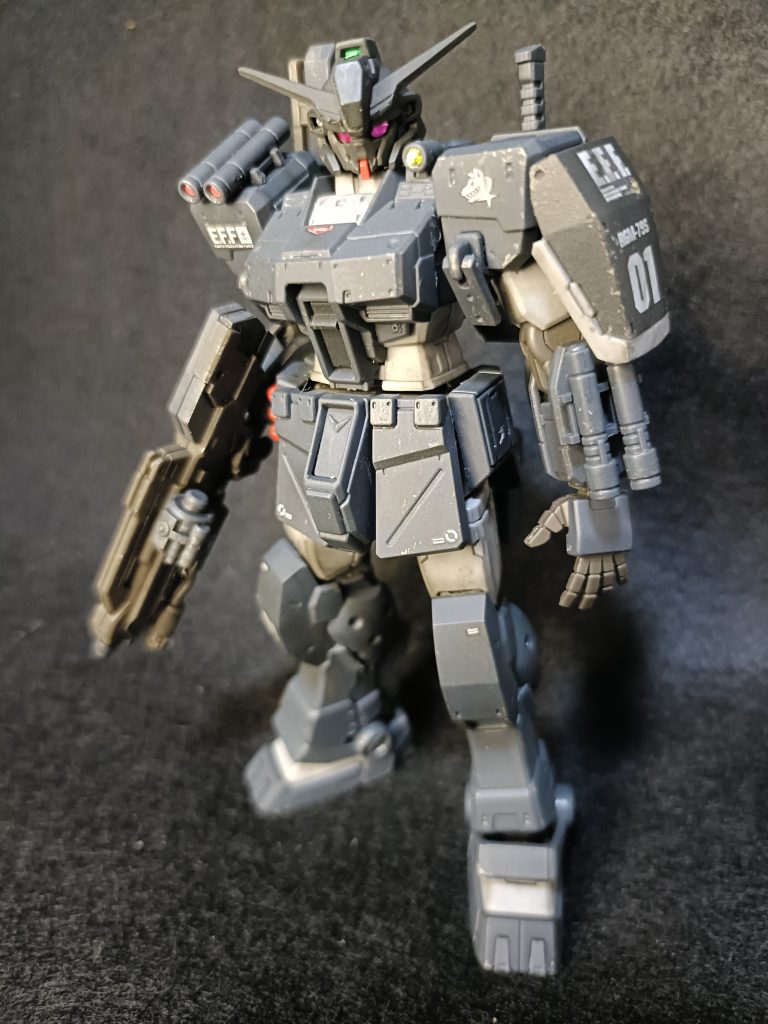 今回の主役機wジムスパルタン黒狼隊長機です。一般機よりセンサーが多少良い程度で性能には変わりありません。前回作ったスパルタンにガンダムヘッドとジーラインのライフルをもたせただけです。デカールも01に貼り替えてます。