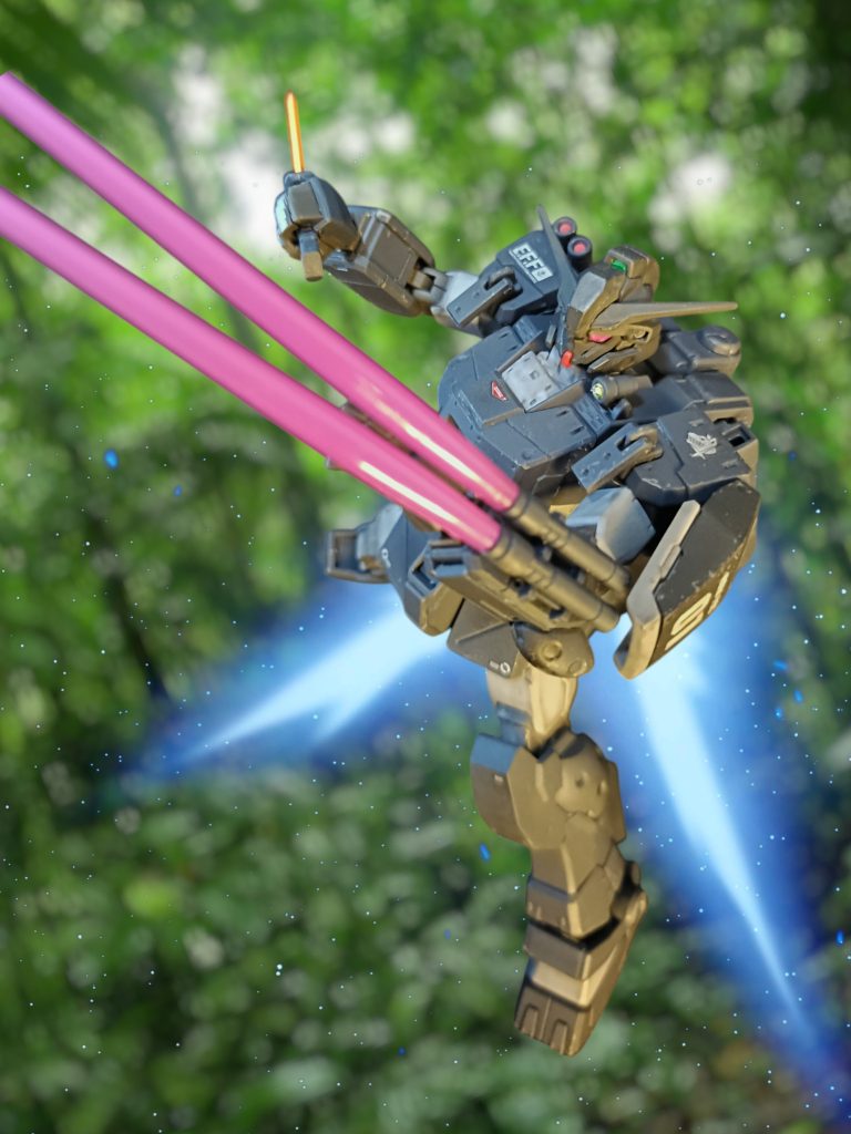 TAKE3「おのれっ」怒り狂う隊長機、残弾少ないライフルを捨て、ビームサーベルとヒートナイフで接近戦を挑みます。