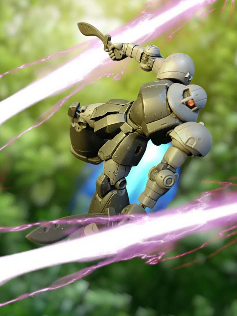 TAKE2当たらない、当たらない。集中砲火を容易く避けられ、両手のマチェットナイフが僚機を引き裂いていきます。