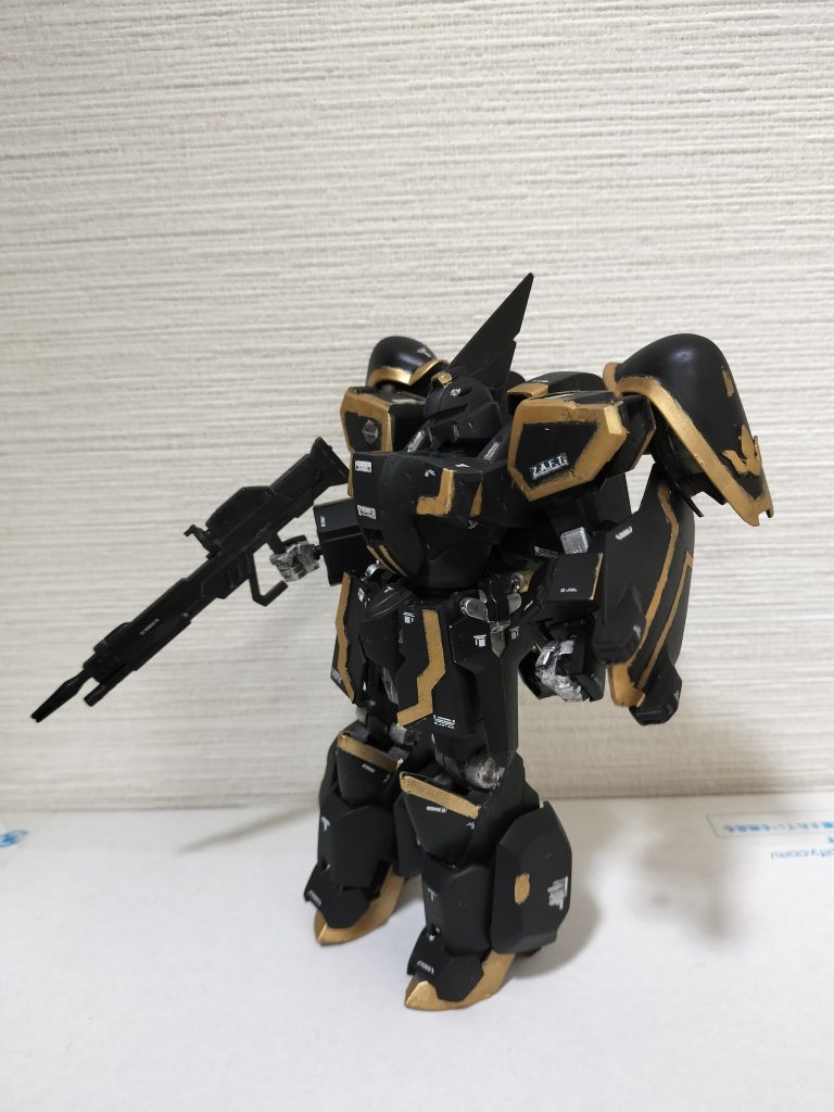 一応付属のビームライフルも持たせて見ました。ペラペラです。