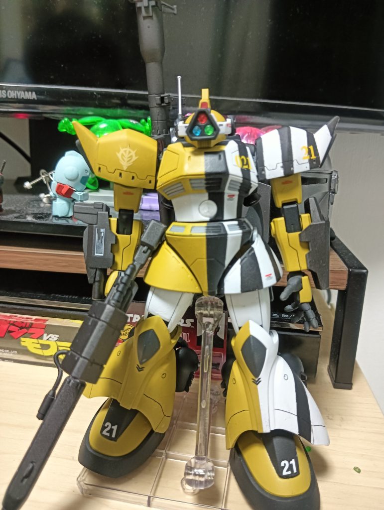 右半身の塗装のためにマスキングテープを貼っては切りを繰り返して苦労しました