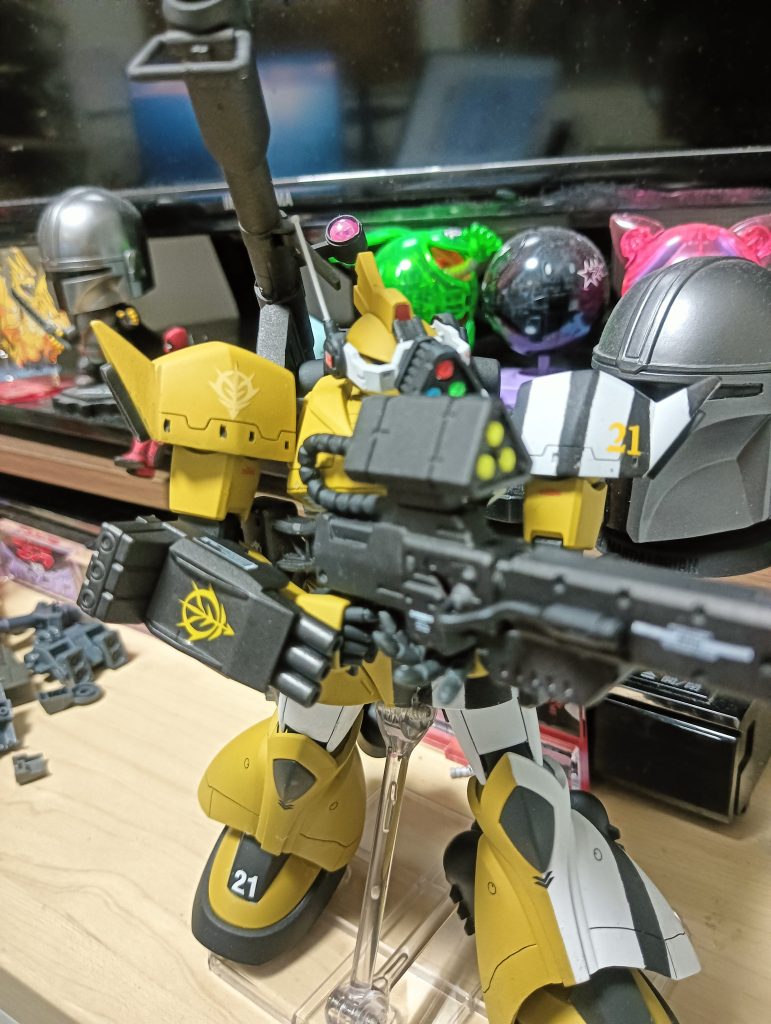 下半身が全く動かないし、ポーズ取らせようとすると色々干渉しまくって塗装が剥がれる…