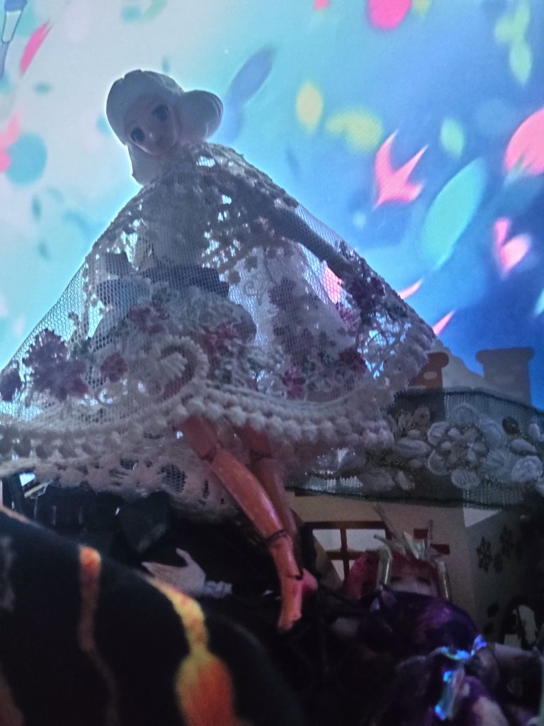 ララァ「 ハマーン、ワタシは行けない」「 彼が来るのを、待たなければ行けない、そして、、、」ハマーン様『 ヤツは、来ない!』ララァ「 え?」ハマーン様『ヤツは、そういうヤツだ、 』『 どうせ、今ごろイオマグヌッソでも利用しようとしているのだろう』( 全てが型が付くまで、ララァを巻き込まないつもりだな)ララァ「それでもワタシは、ココで待っ! 」「 あなたとは、賛同(わかり)会えない」ハマーン様『ならば、ここで消えろっ! 』『 ララァ・スン!!!』ズキューン!!!!