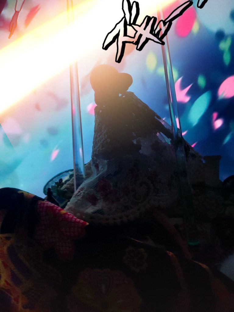 ララァ「 はっ!」ハマーン『 次は、頭を狙うぞ!』ララァ「 馬鹿なっ!」ハマーン『 どうした?、舘の裏に隠してある、旧式のビットが反応しないのに、驚いたのか?』『 それとも、シャロンの薔薇に依頼したゼクノヴァが発動しないのを驚いているのか?』ララァ「 違う、、」ハマーン「 それとも、ワタシが2人いるのに、驚いているのか?」