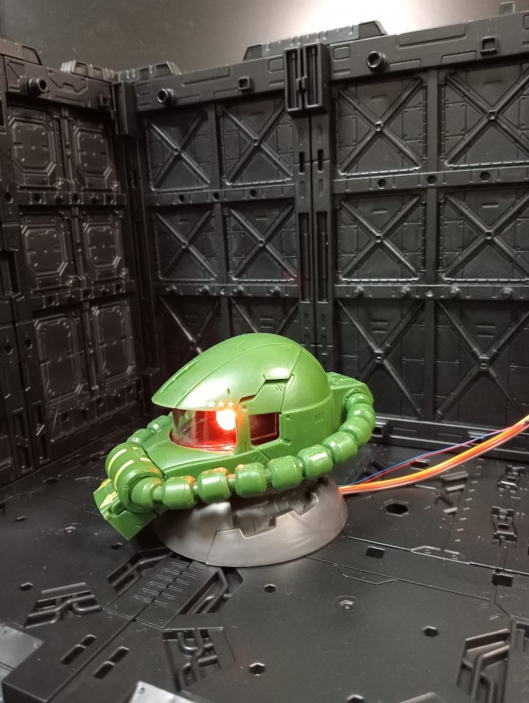 目が光ります!!(注:無改造では光りません)