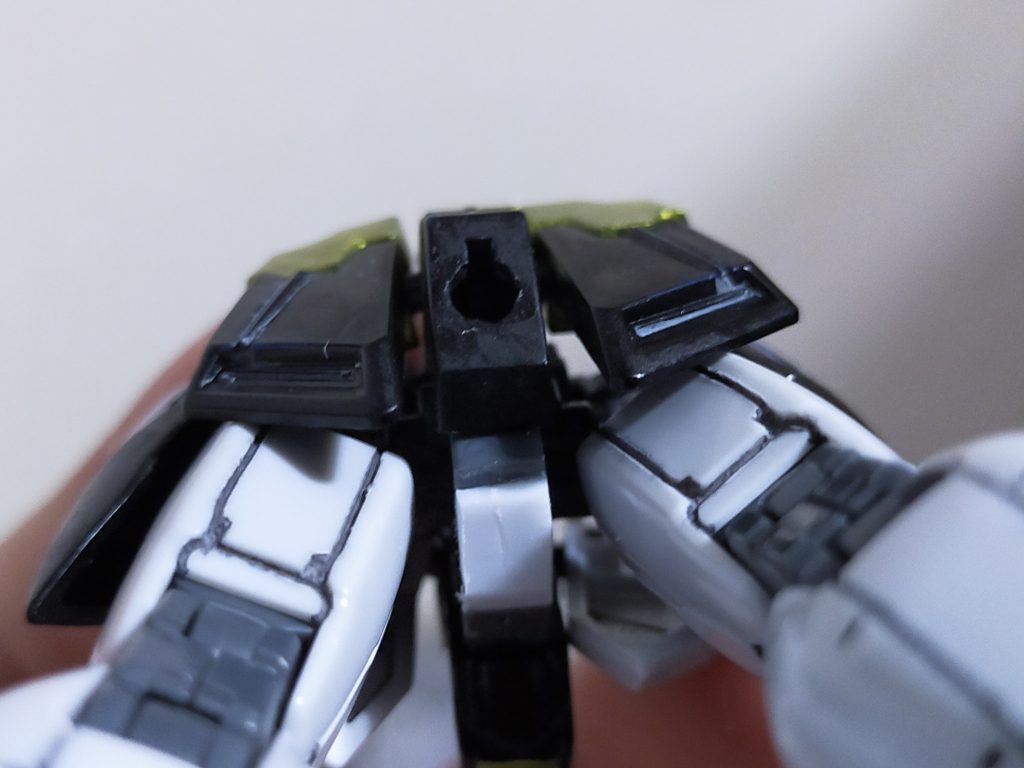 台座への接続パーツを無くしたので3mmの穴を開けました( )