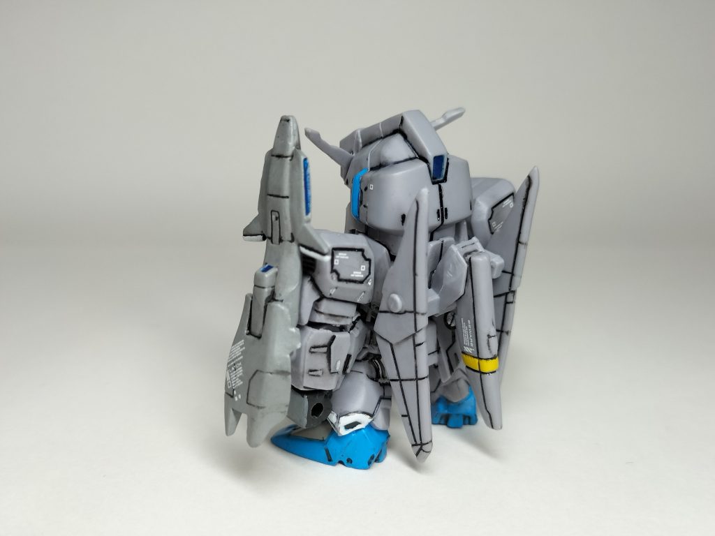 背面から。今回も蛍光塗ったのですが、あまり目立たなかったです(gundam-kao9)