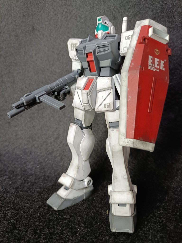 正面。ジムスナイパー２をベースにした寒冷地ジムのミキシングになってます。スナイパー２の特徴的な穴をパテで埋めたり、短めに思えた胴をプラ板で２ｍｍ延伸しました。腰部前アーマーがのっぺりしてると思ったので、スパルタンから持ってきて、自分好みに魔改造してみました。