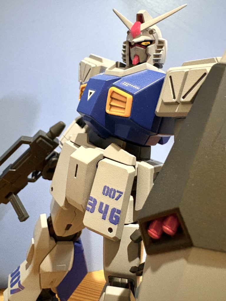 パイロット名:コナー・ヘイルズ我が346隊の直掩・火力支援小隊小隊長(通し番号7)以下こんな感じの妄想場面(オペレーター)「艦長!警戒ラインに接近するモノ有り!おそらくMSと思われます!」(346隊艦長)「ん?方位、数、正体、敵性の有無分かり次第状況知らせ」(オペレーター)「方位3-3-0、下方10度、距離29400、数は5」(346隊艦長)「ふむ。直掩・火力支援小隊は艦の防衛にスクランブル!第2小隊は場合によっては出てもらうコックピットで待機させ!併せて哨戒に出している第1小隊に通信!」(オペレーター)「何と?」(346隊艦長)「我が艦に接近する影あり。直掩・火力支援小隊と第2小隊で対応する。が・・・場合によっては呼び戻す可能性アリだ」(コナー)「ネモカスタム コナー機出る!」(02)「ガンキャノン○○機出ます!」(03)「ガンキャノン○○機行くぜ!」(コナー)「さて、近づくお客さんが敵性かは分からんが分からん場合は悪い方に考えて動くぞ02、03はいつも通り両翼に展開。警戒ライン限界までに変化がなければ砲撃開始。艦に近づけさせるな!」(コナー)「私は前に出る。3機程は私が引き受ける02、03は最低でも1対1で2つは頼む」(03)「小隊長。3対1で大丈夫ですか?」(コナー)「チューンしてるとは言えほぼガンダム顔なだけのネモで相手の技量が分からんから簡単に余裕とは言えないがガンダム顔を任されてる以上被弾、撃墜なぞされるつもりもない。私も楽をしたいのでさっさと排除して私の負担割り当てを減らしてくれ。ま、敵性でなければ良いのだが間違っても第2の連中に助けを求める恥ずかしい事はしないように。ではいくぞ!」