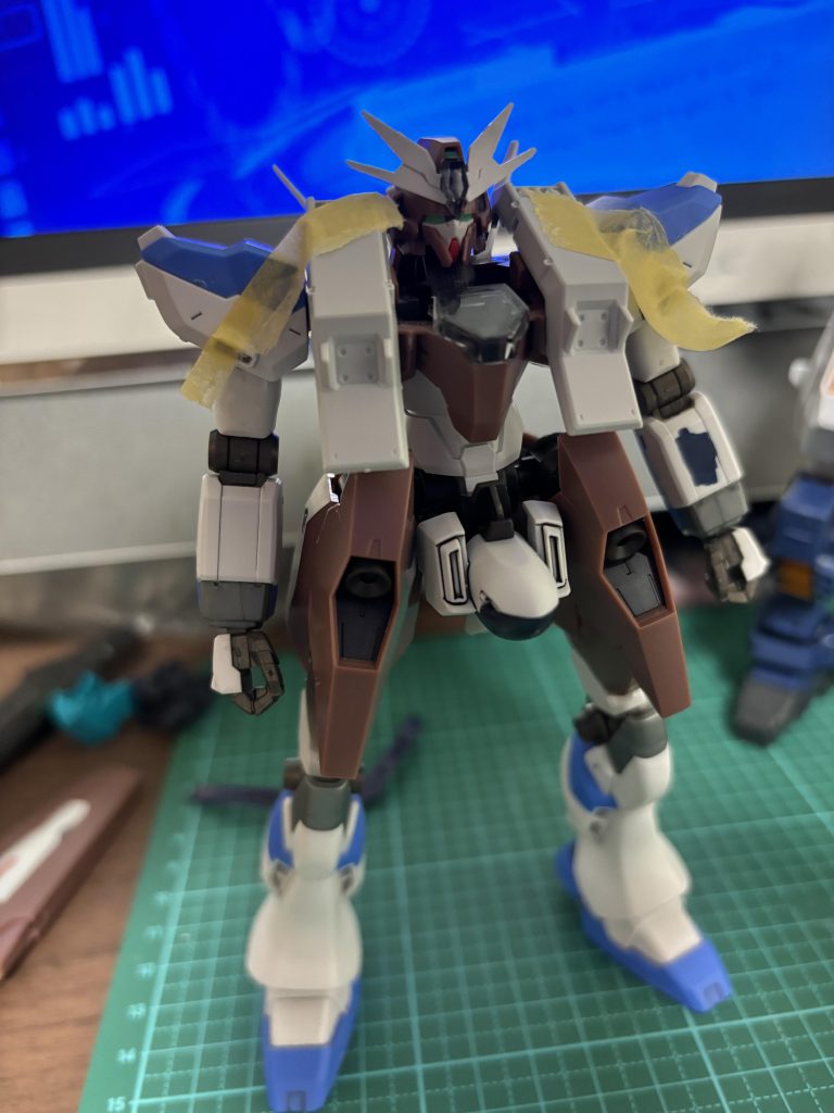 Hi-νガンダムの手足を接続し、贅沢にプリムローズのミサイルパッドを2つ使います。(その後νガンダムの腕はヘイズルのものに変えられます)