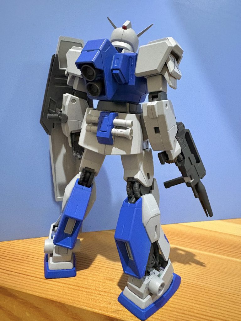 ジャンクにあったベースガンダムの顔とジムⅡセミストライカーの肩、これまたジャンクのジェガンの盾。まんまネモの背面