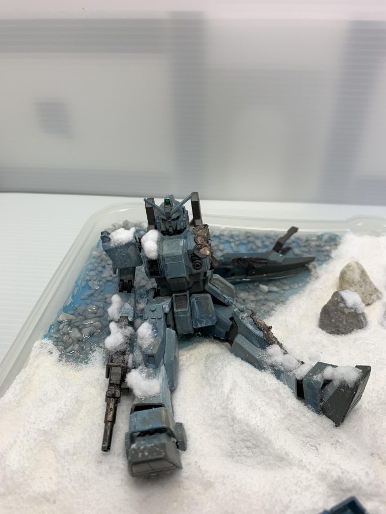 陸戦型ガンダム。左腕が破壊されてしまいました。