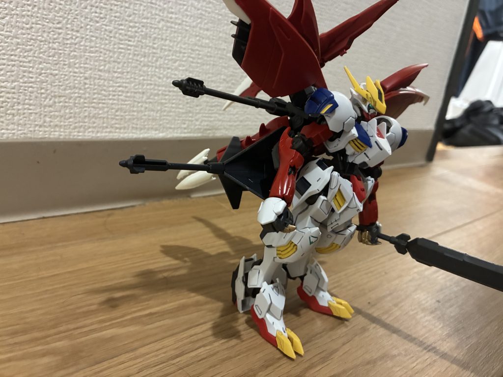 アメイジングメイスと大型メイスを背部にマウントしたら重量過多でした。だろうな。