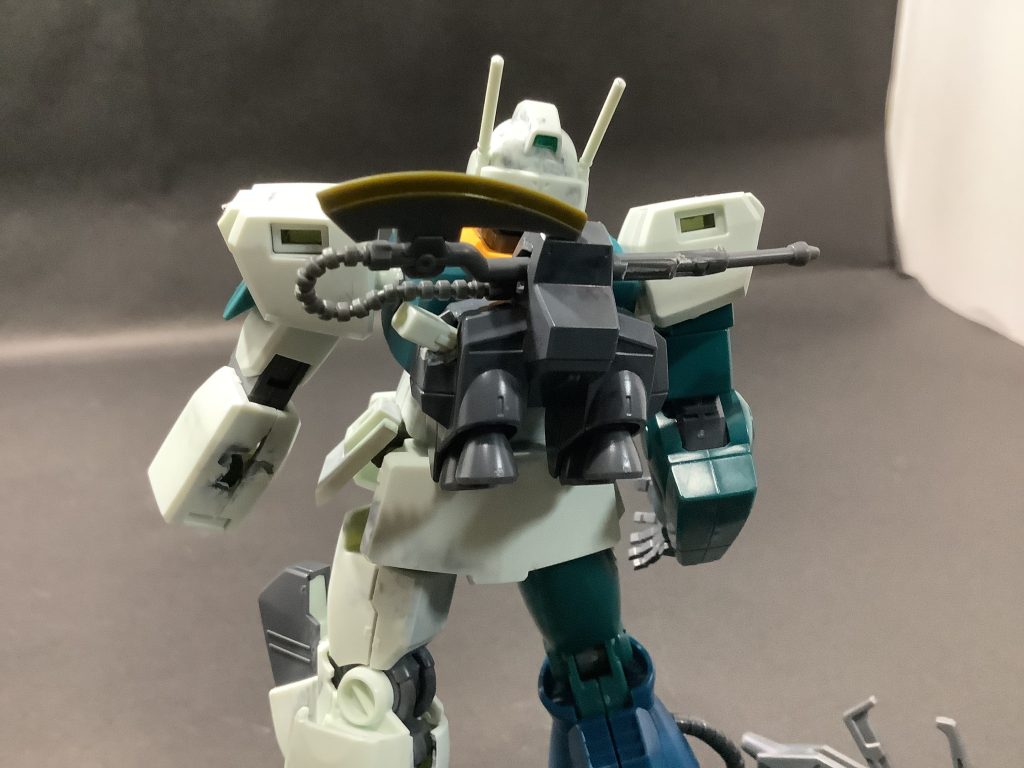 バックパックが無改造でヒートホークとビームサーベルをブッ刺しました。0081(正史)にジオンが、連邦からジムⅢを盗み、ザクマリナーと合体させた、とゆう設定です。 次はとにかく武器を詰め込んだポージングです。※後ろのパーツは気にしないでください。