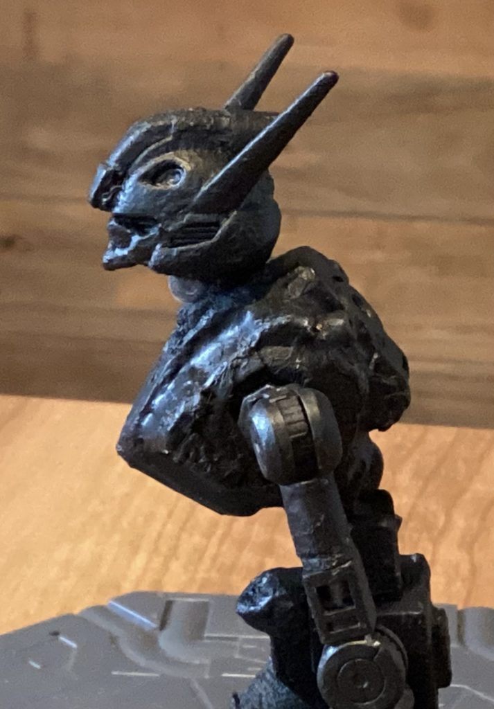 首をコトブキヤさんのペリドットの手首に変えて可動域を広くしました。頭部はエアリアルのトサカ?みたいなところの後ろをとんがらせて右目はエクシアリペアみたいにしました。