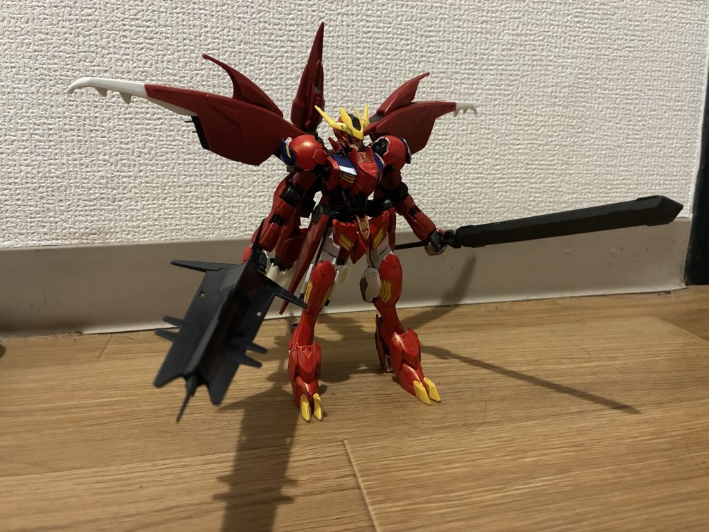 基本的な武装は大型メイスとソードメイス