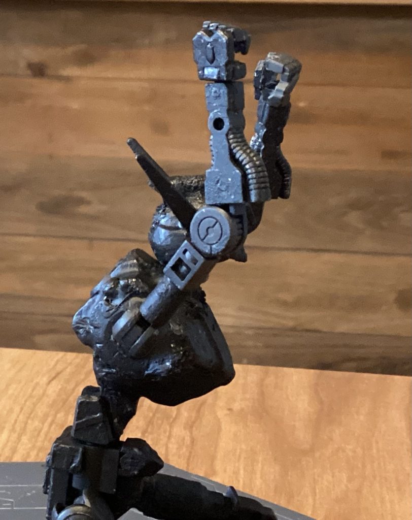 腰は改修型エアリアルのバックパックについているパーツを使っています。可動はイマイチです。