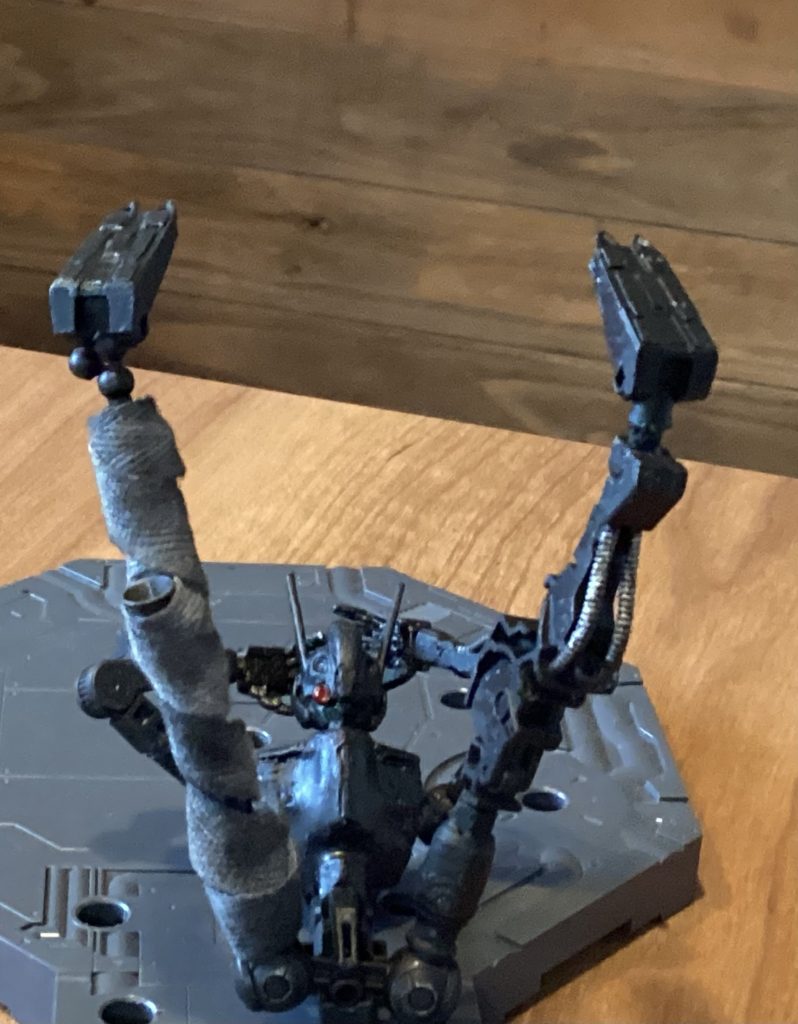 足と腕を延長しています。右足はコトブキヤさんのヘキサギアやらジョイントパーツセットやらを使って作りました。ついでに両足ブースター付きです。胸部はパテでオラーってしました。