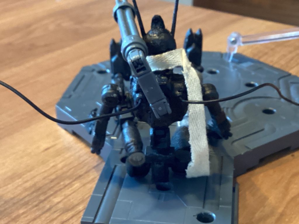 背中にダリルバルデのワイヤーをつけれるようにしてオリジンガンダムの盾パーツを使い1穴にしました。