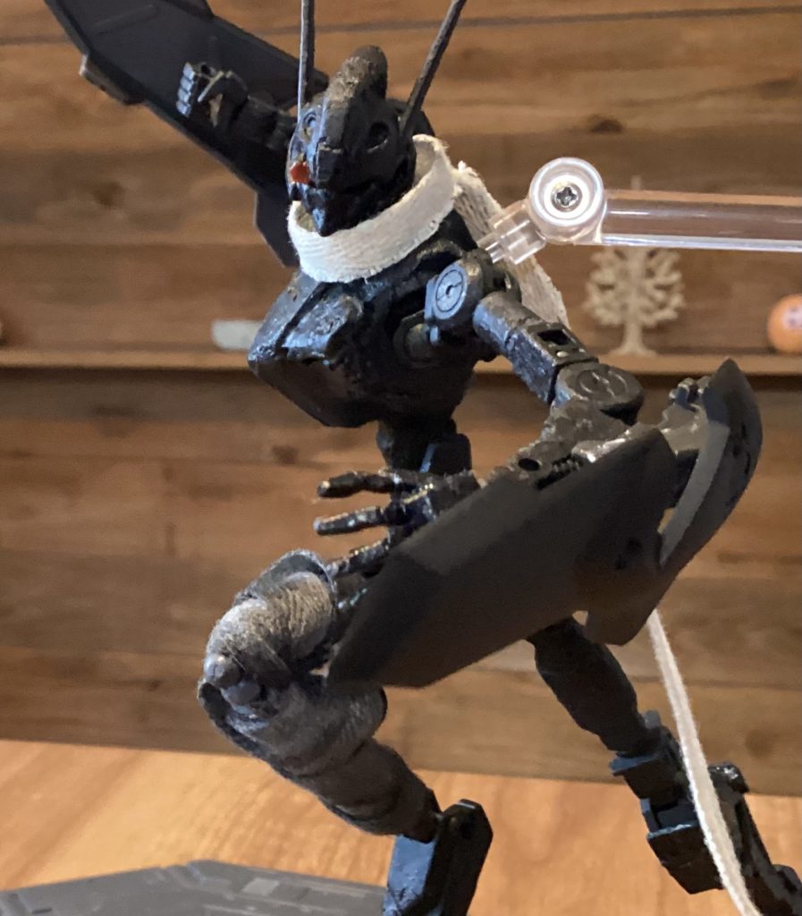 腕に着脱可能な盾でぶん殴ります。