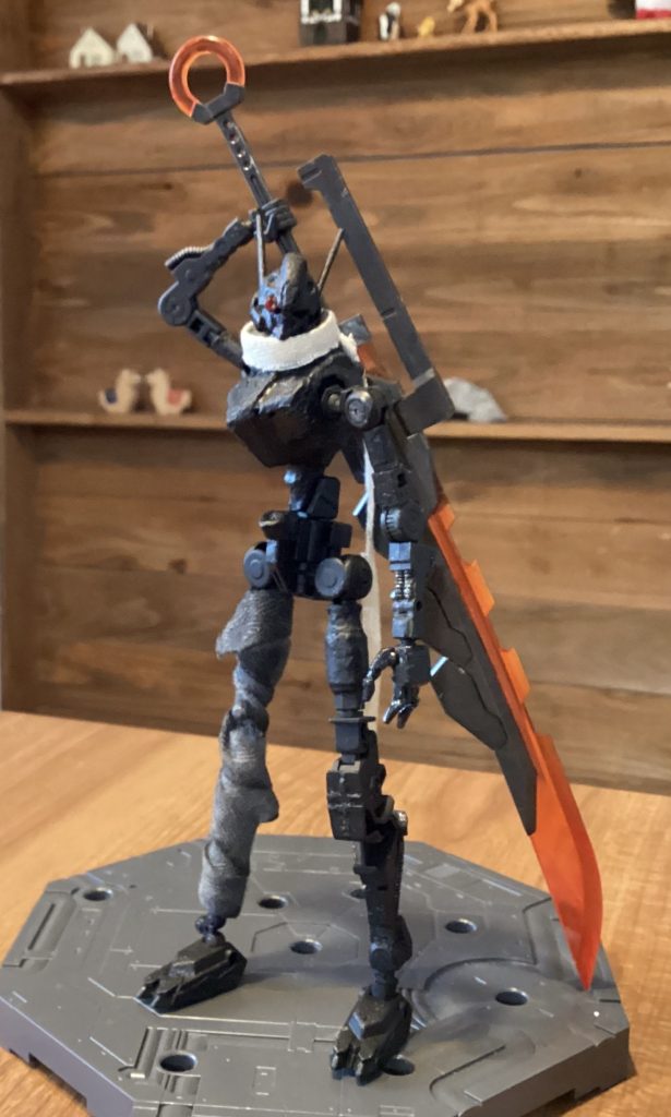 コトブキヤさんの擊発式超大型戦術刀を使います。