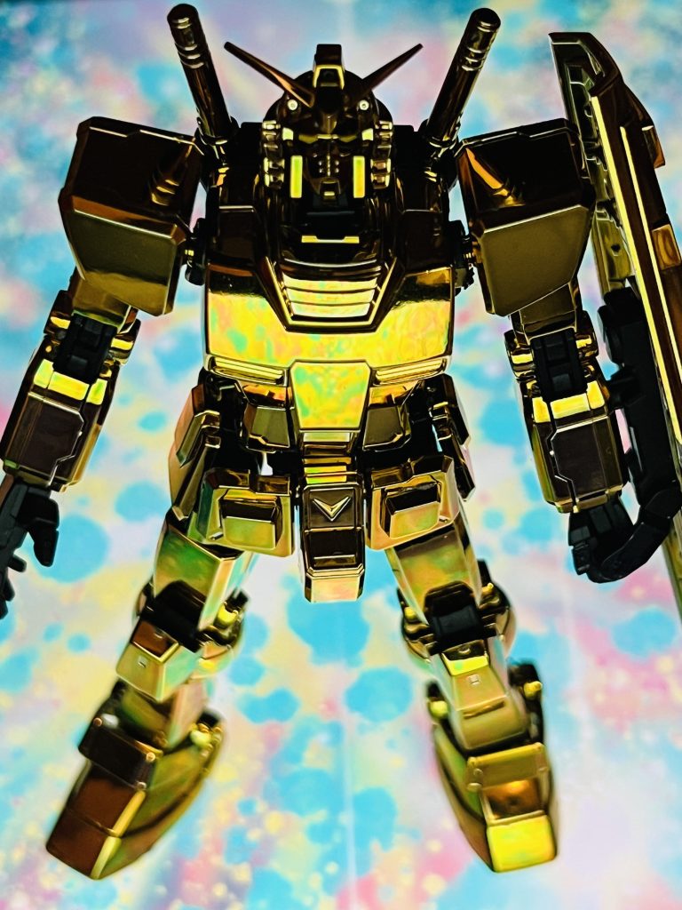 ガンダムベースでポイントと交換してもらえるゴールドコーティングのHGガンダム。普段は五月人形のようにリビングに飾っています。
