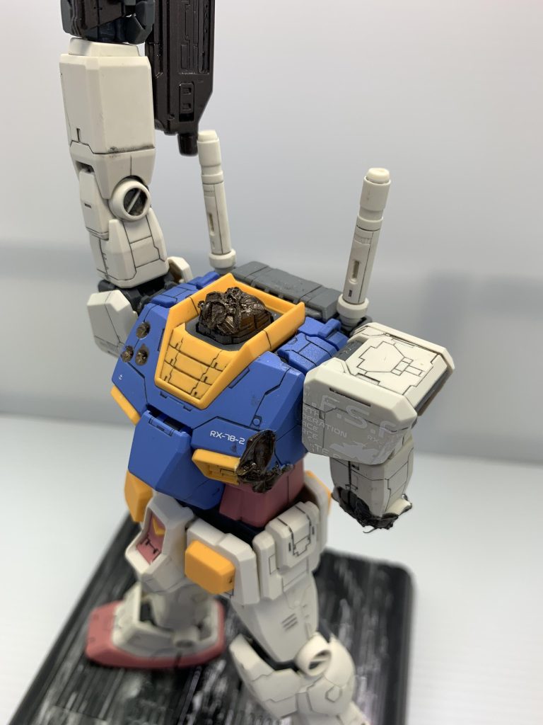 頭部と左腕を破壊。その他胸部と足にもダメージを加えました。