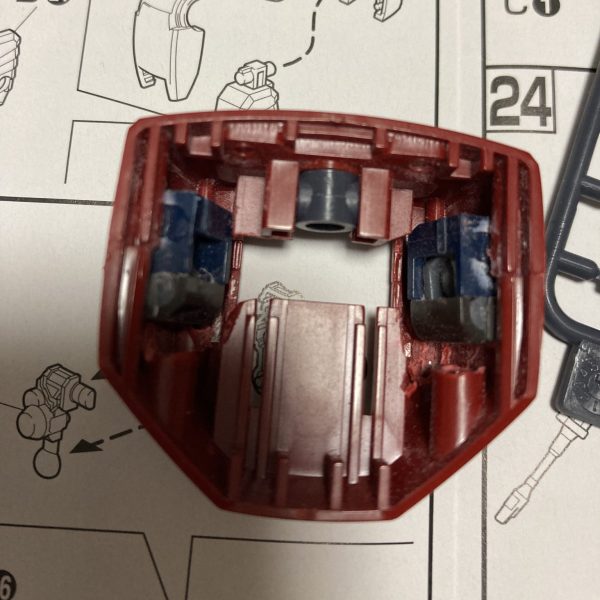 ゲルググですリックドムII・・高いよ〜肩には引き出しを移植。前回と一緒のやり方。今回はオリジンの高機動型ザクのジャンク。肩アーマー、肩の球体はR35のパーツを移植。腕はギャンリバイブから、ゲルググに移植。股関節もギャンリバイブから移植。パテにリップクリーム塗って、硬化後、外せる様にして整形。 この後、足やって行こうかと・・シンナー切れたし😅サフ吹けないなぁヨドバシに注文で明日かぁ、とりあえずここまでかな💦（1枚目）