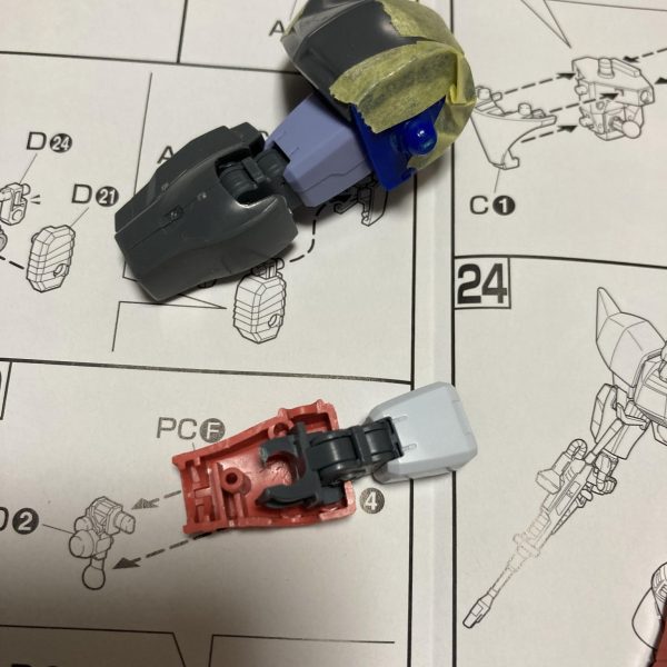 ゲルググですリックドムII・・高いよ〜肩には引き出しを移植。前回と一緒のやり方。今回はオリジンの高機動型ザクのジャンク。肩アーマー、肩の球体はR35のパーツを移植。腕はギャンリバイブから、ゲルググに移植。股関節もギャンリバイブから移植。パテにリップクリーム塗って、硬化後、外せる様にして整形。 この後、足やって行こうかと・・シンナー切れたし😅サフ吹けないなぁヨドバシに注文で明日かぁ、とりあえずここまでかな💦（3枚目）