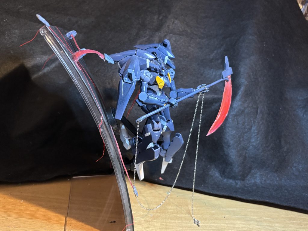 ディスプレイは100円ショップのプラスチックの写真立てに色を塗ったり、ディスプレイ用のアームを接着したりして作りました。コラキの軌道を表現している赤くて細いラインは裁縫糸を採用！遠目で見ればソレっぽくて良い感じ。