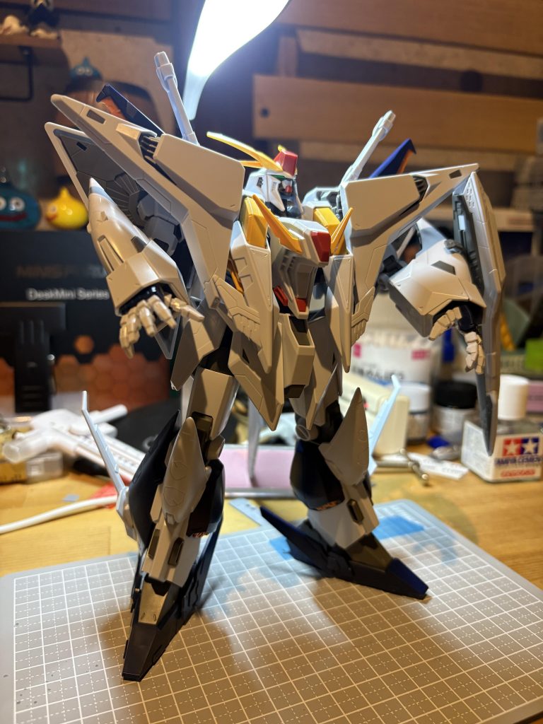 素組状態です。最初は、三角のガンダムだなぁーって感じでしたが、塗装や筋彫りで何度も組み直してく内に大好きなフォルムに見えてきました😚