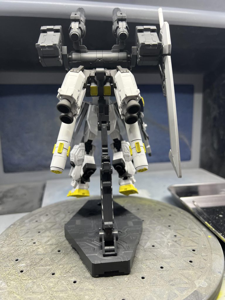 配色はガンダム6号機マドロックを参考に調色してます。