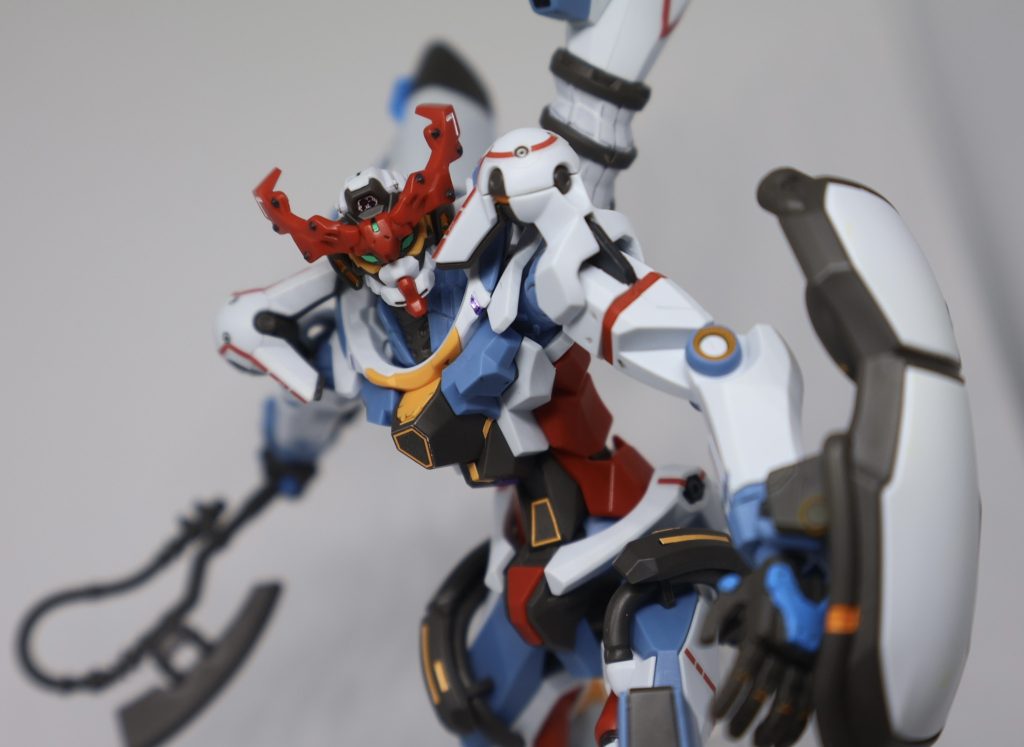 HGとは思えないパーツ分割の多さと潤沢なシールで色分けされているものの、それでも部分塗装が必要な箇所が非常に多く苦労しました。特にアンテナ。