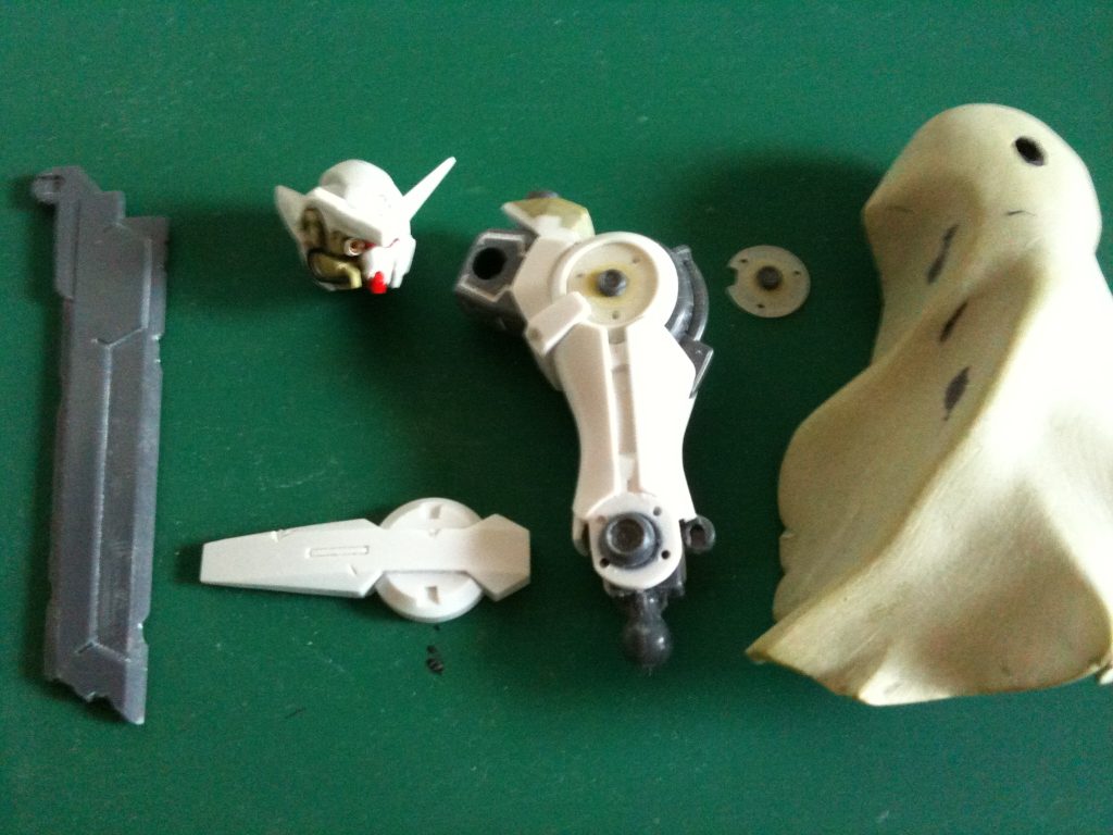 マントはパテをスライスチーズみたいにして固まりかけてから表情をつけていきました